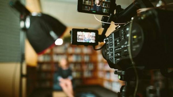 Comment aider au quotidien une entreprise à louer un plateau tv à Paris ?