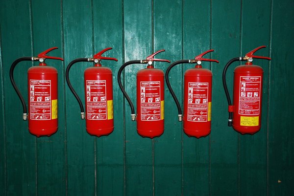 Comment vérifier la conformité des dispositifs de protection contre l'incendie en suivant des règles de contrôle établies dans l'immeuble ?